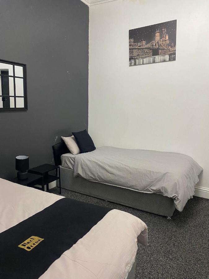 Black Ocean Holiday Apartments Blackpool Bagian luar foto